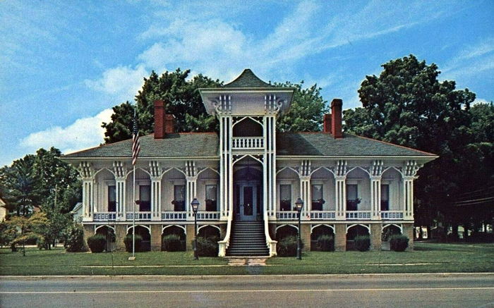 Honolulu House Museum - Old Postcard (newer photo)